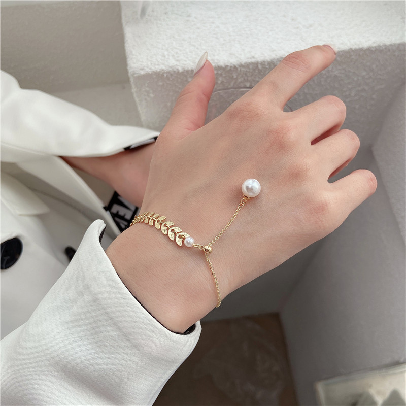 Japanese and Korean Creative Wheat Ear Pearl Bracelet for Women, Simple Elegant, New Asymmetric Bracelet, Adjustable Bestie Bracelet