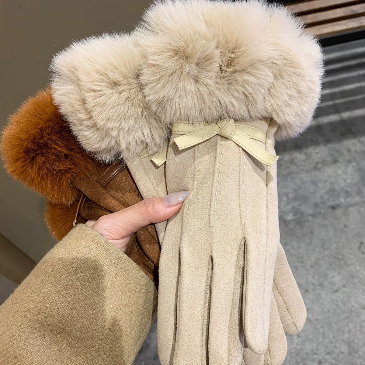 Velvet gloves with bow