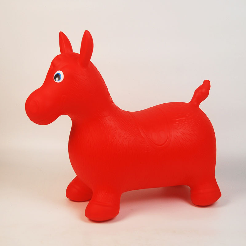 크고 빨간 점프하는 말