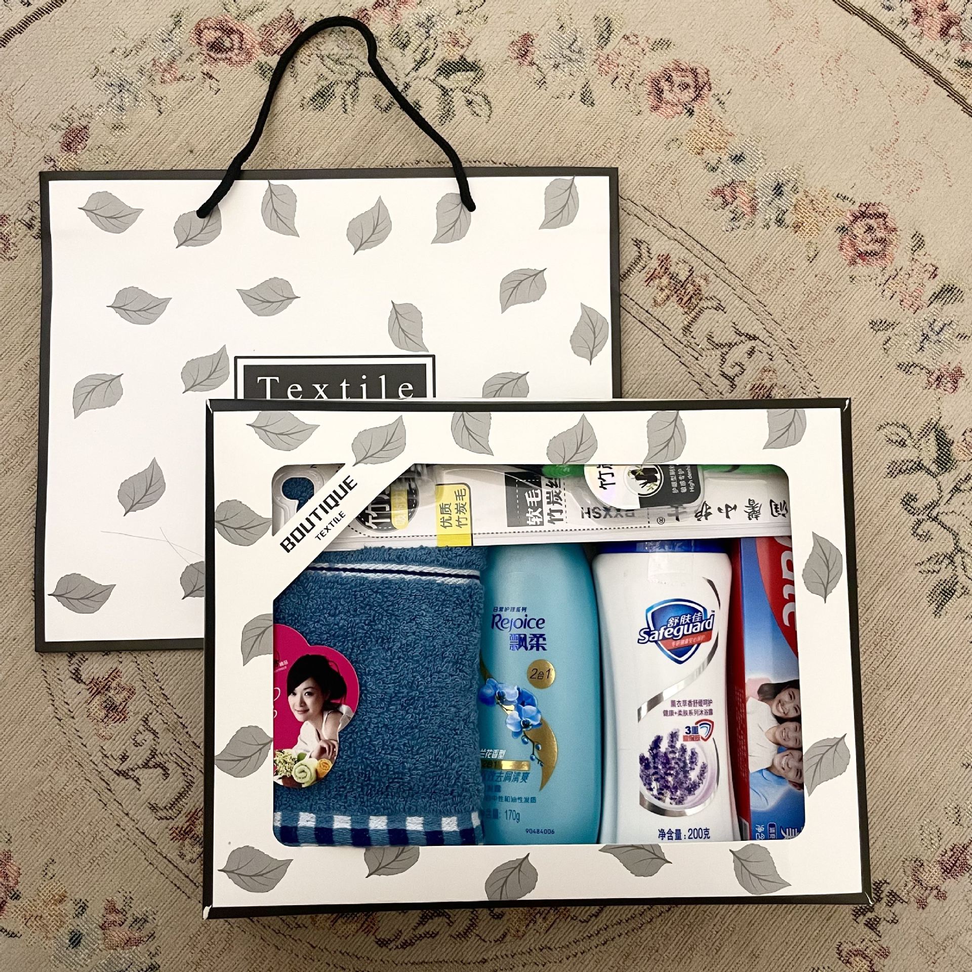 수건 + 샴푸 + 샤워젤 + 치약 + 칫솔