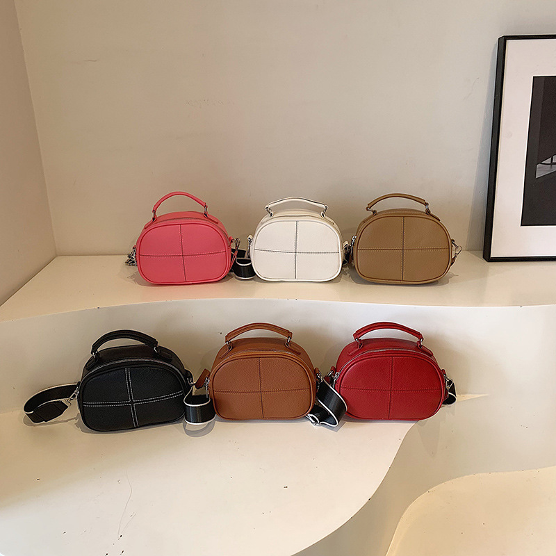 Bolso bandolera retro de banda ancha 2024 otoño e invierno nuevo bolso cuadrado pequeño de mensajero de axila de costura de gran capacidad simple y moderno