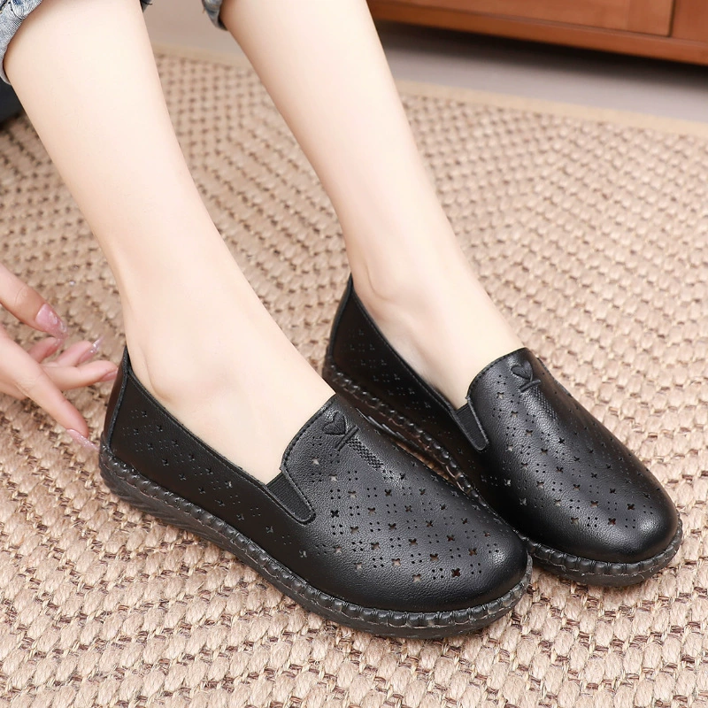 Летние женские босоножки 2025 года с перфорацией, мягкой подошвой из ТПР, для женщин среднего и старшего возраста, дышащие, плоские, нескользящие, типа сабо.