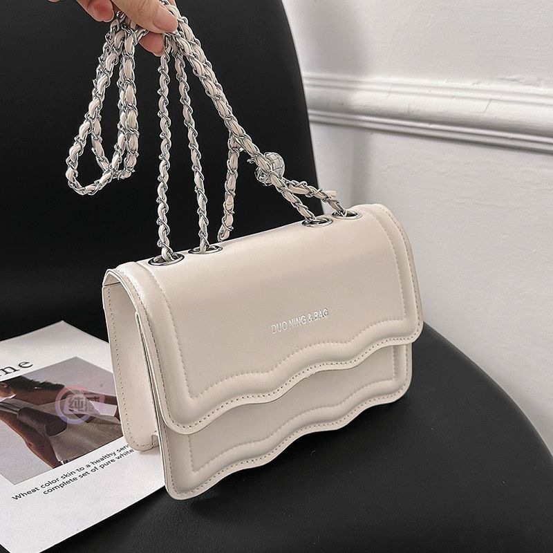 Borsa a tracolla piccola da donna con catena stile minimalista_voghion.com