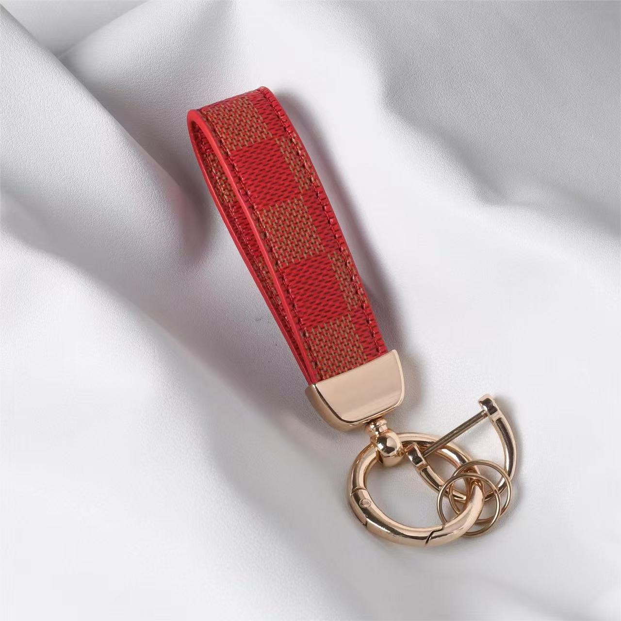 新しい花柄の高級車のキーホルダー、男性と女性のための腰掛け車の金属キーホルダーペンダント、カー用品卸売