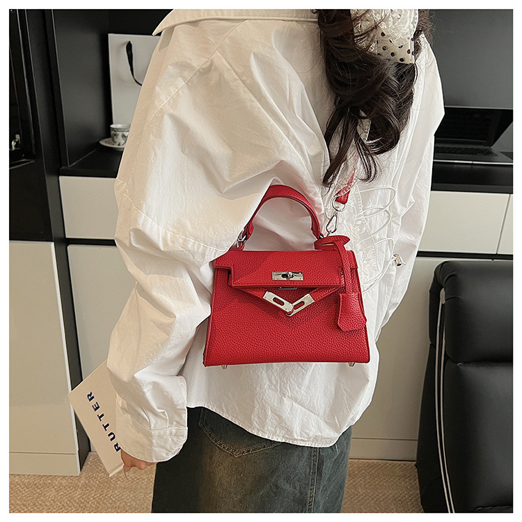 This year, a new women's casual summer single-shoulder crossbody bag with a niche design is in vogue. The hand-held small square bag is popular undefined
