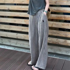 ストライプの薄い太もものズボンの女性の夏の新型の韓国版のファッションのカジュアルなストレートのズボンの高い腰はやせている大きいサイズのズボンを現します。
