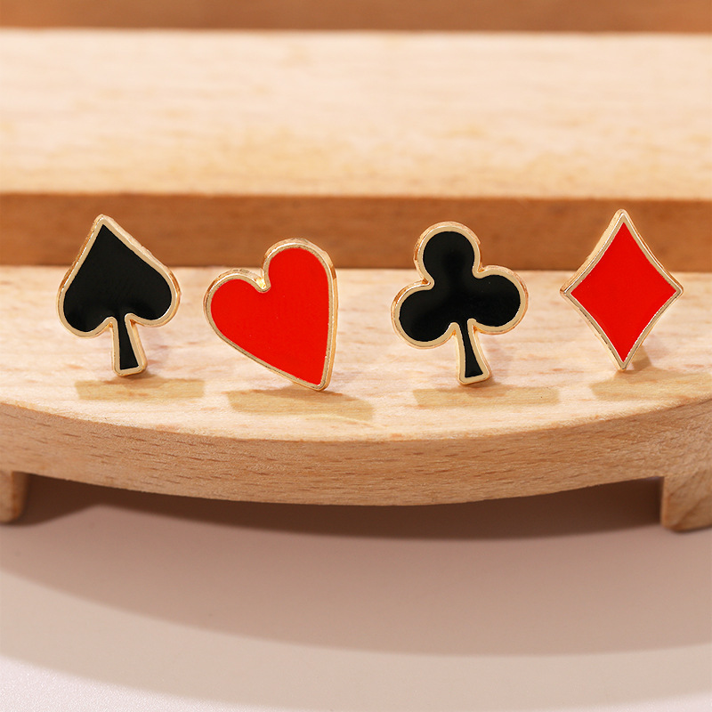 New Personalized Playing Card Small Brooch Black and Red Peach Heart Badge Plum Blossom Playing Card Set Collar Pin Jewelry Wholesale
