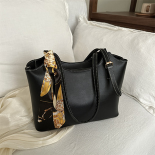 High-grade Scarf Handbag 2025 Spring New All-match Ins Shoulder Underarm Bag Retro Commuter Tote Bag