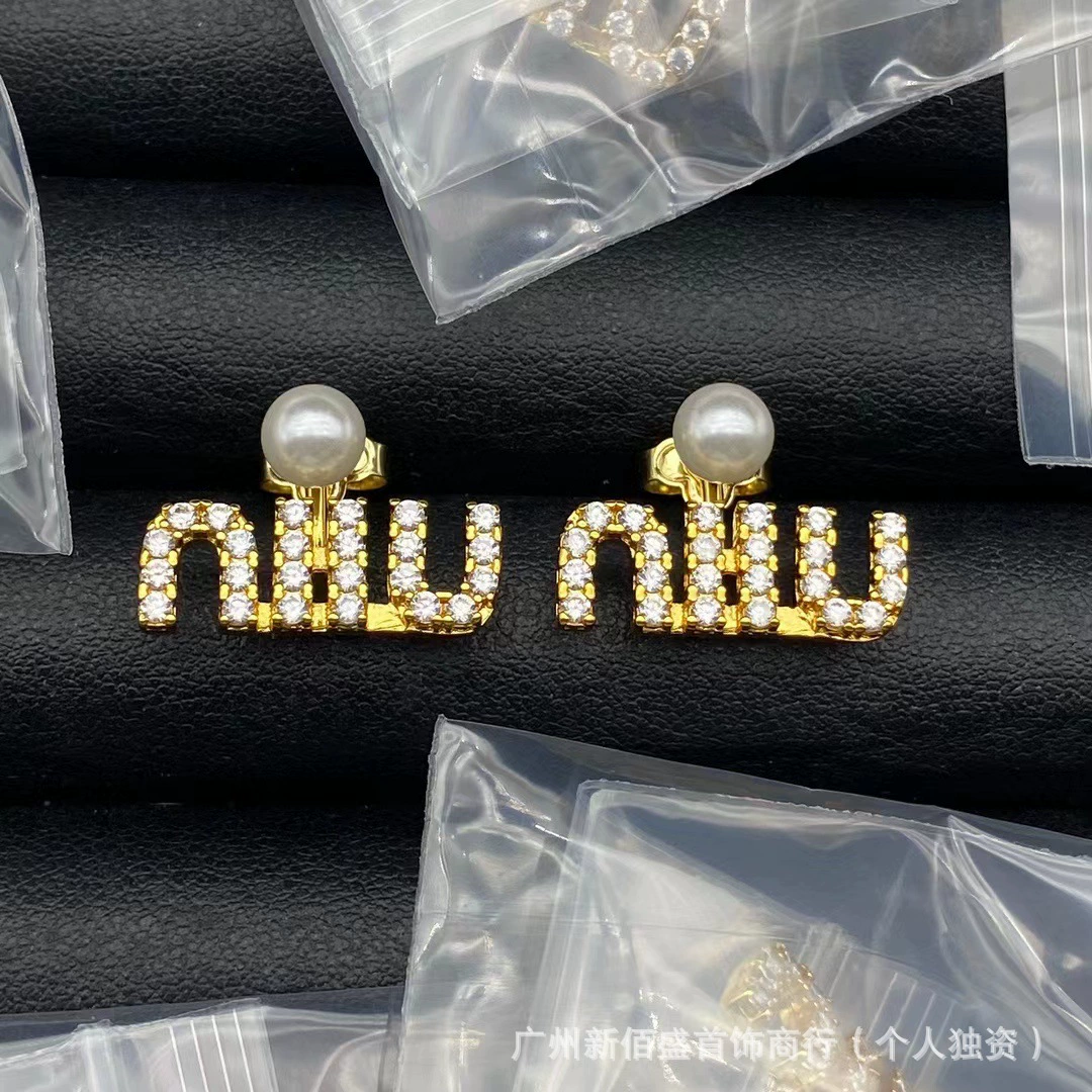 Серьги (Miumiu) с жемчужиной и буквенными подвесками, инкрустация стразами