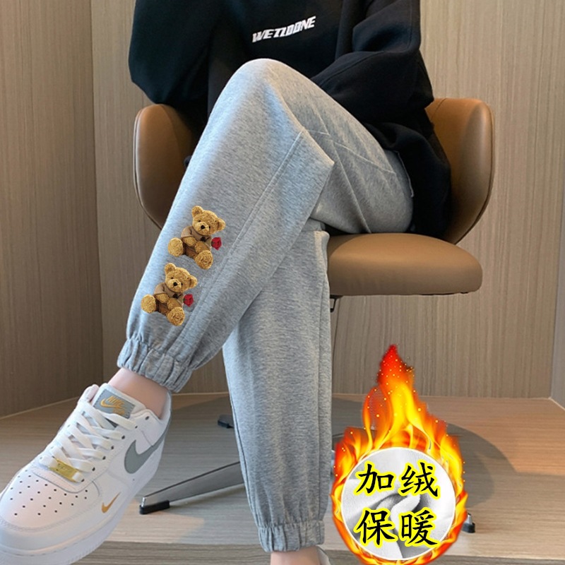 두 개의 불곰 레깅스와 벨벳이 달린 회색 바지