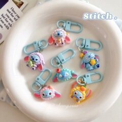 かわいいアニメのスティッチのキーホルダーは少女のカバンを掛けて学生のカバンを飾ってアクセサリーの友達のプレゼントを飾ります。