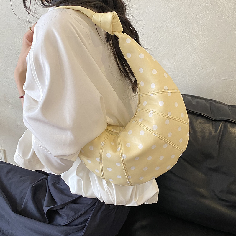 Personalidad de nicho de diseño de bolsas de punto de onda para mujeres 2026 nuevo estilo de moda universal bolsas de hombro bolsas diarias bolsas de brazo de viaje