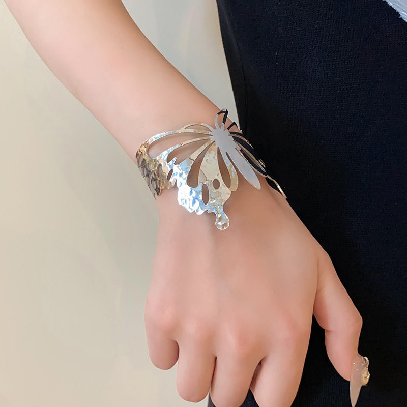 Pulsera plisada irregular de metal estilo europeo y americano fresco elegante pulsera personalidad de alto grado de lujo ligero pulsera al por mayor femenina