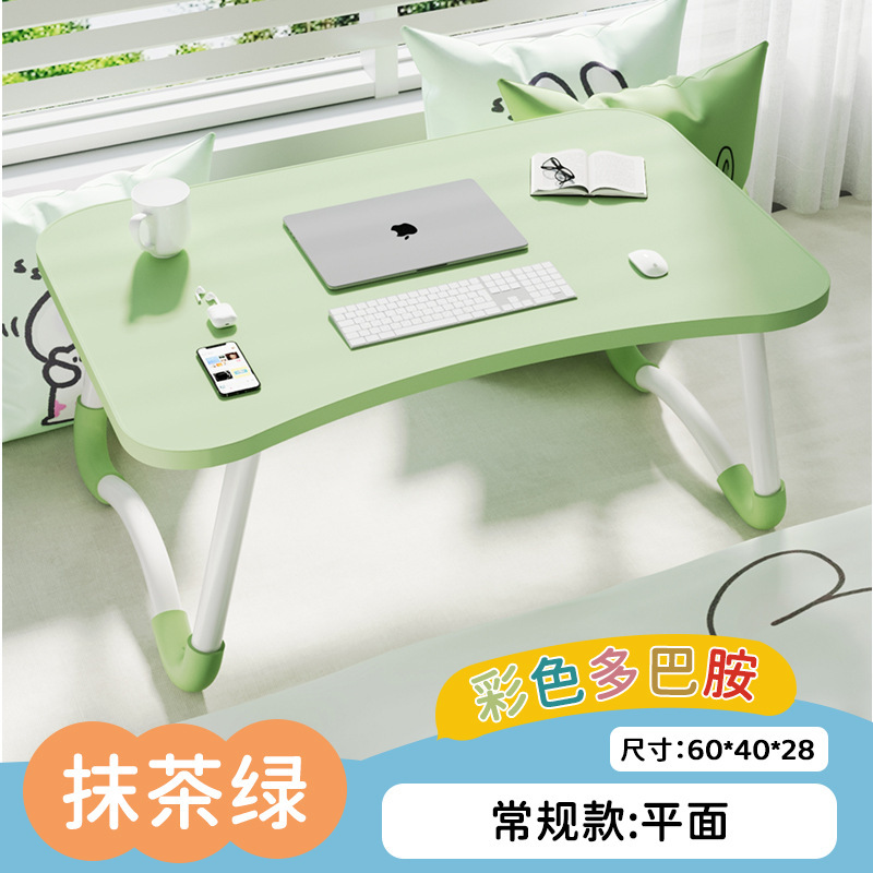 ベッドの上の小さなテーブルは折り畳み式の机があります。|undefined