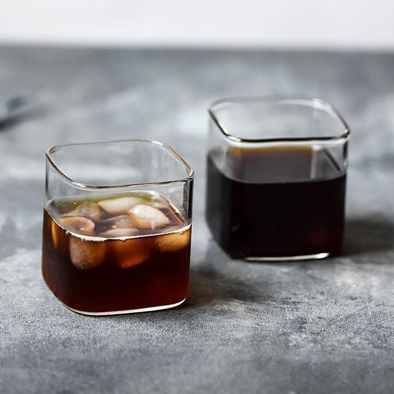 透明なガラスのコーヒーのコップの四角いジュースのコップの小さいストレートカップの冷たい飲み物の朝食の牛乳のコップの果物のコップ|undefined