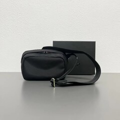 李希侃さんは同じ種類の大王ナイロンのウエストバッグを持っています。