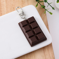 チョコレートモデルのバレンタインデーのプレゼントにチョコレートを飾って、デザートケーキを飾って、ショーウインドーの撮影道具を並べます。