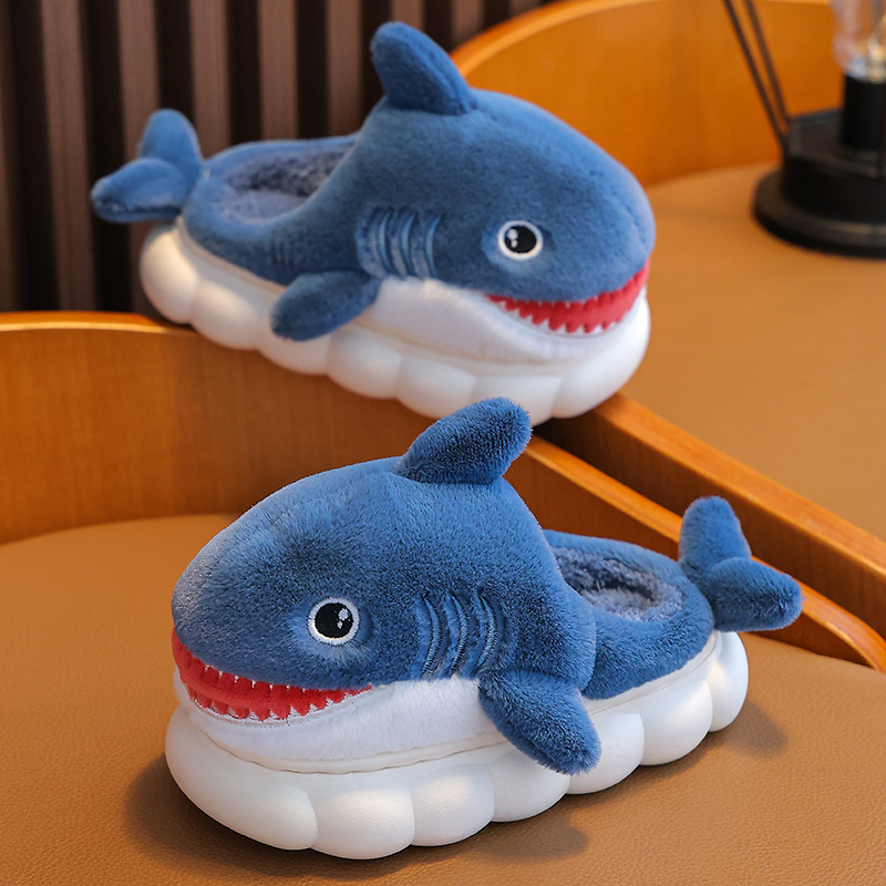 Pantuflas de algodón para niños, diseño de tiburón de dibujos animados para invierno, zapatos de peluche cerrados por detrás para niños, zapatos de algodón para bebés y niños pequeños, estilo padre-hijo.