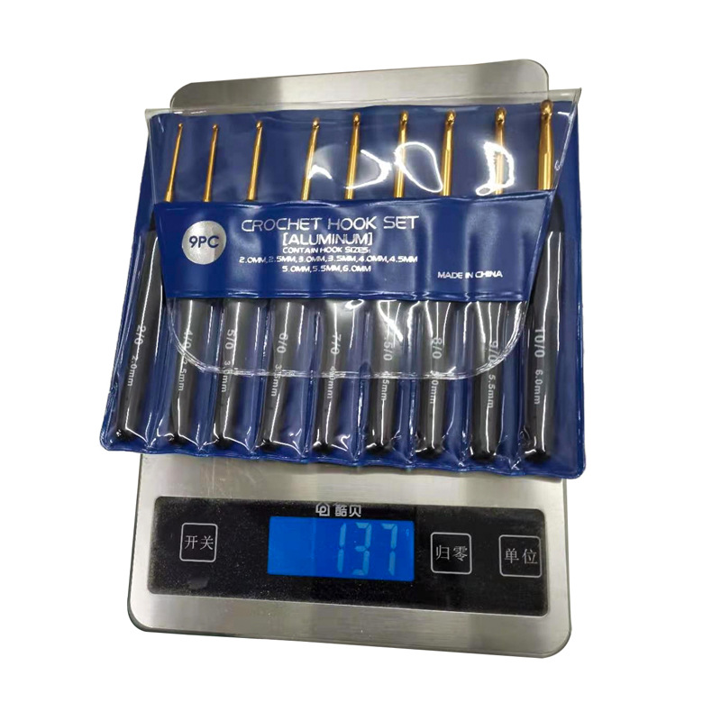 Herramienta de tejer suéter aguja TPR mango de silicona alúmina crochet mango negro oro aluminio crochet conjunto de 9 piezas