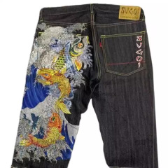 日本式の潮のブランドは魂のKARAKURIの浮世絵の鯉の桜のプリントの男性のジーパンのゆったりしているストレートなズボンです。