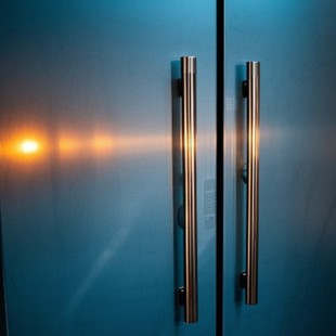 The Combination of Sintered Stone's High Strength and Glass's Stability Gives the Refrigerator Panel Excellent Scratch Resistance and Wear Resistance