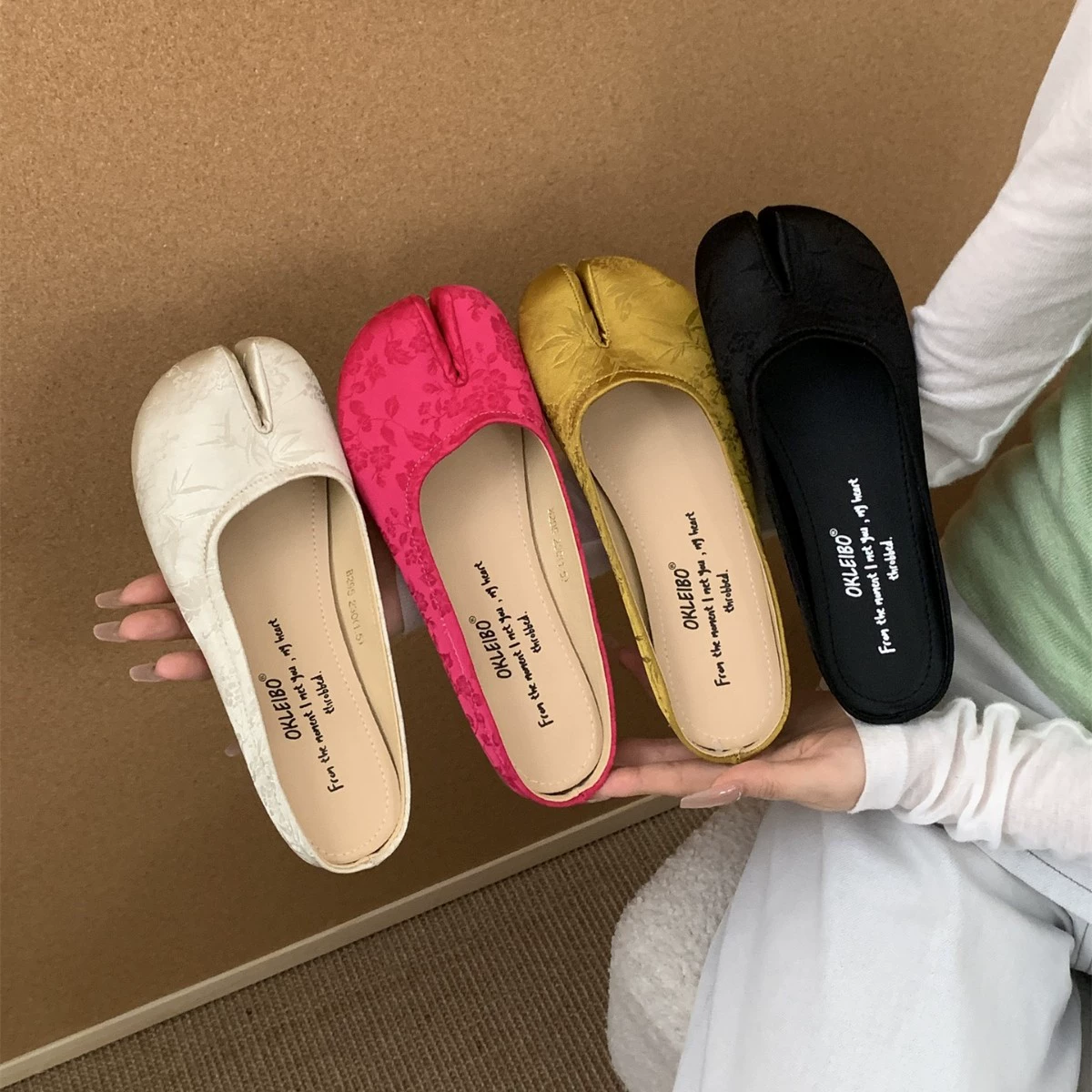 Женские туфли "Коготь свиньи" 2025 Весна Новые ретро закрытые тапочки на плоской подошве с раздельным носком.