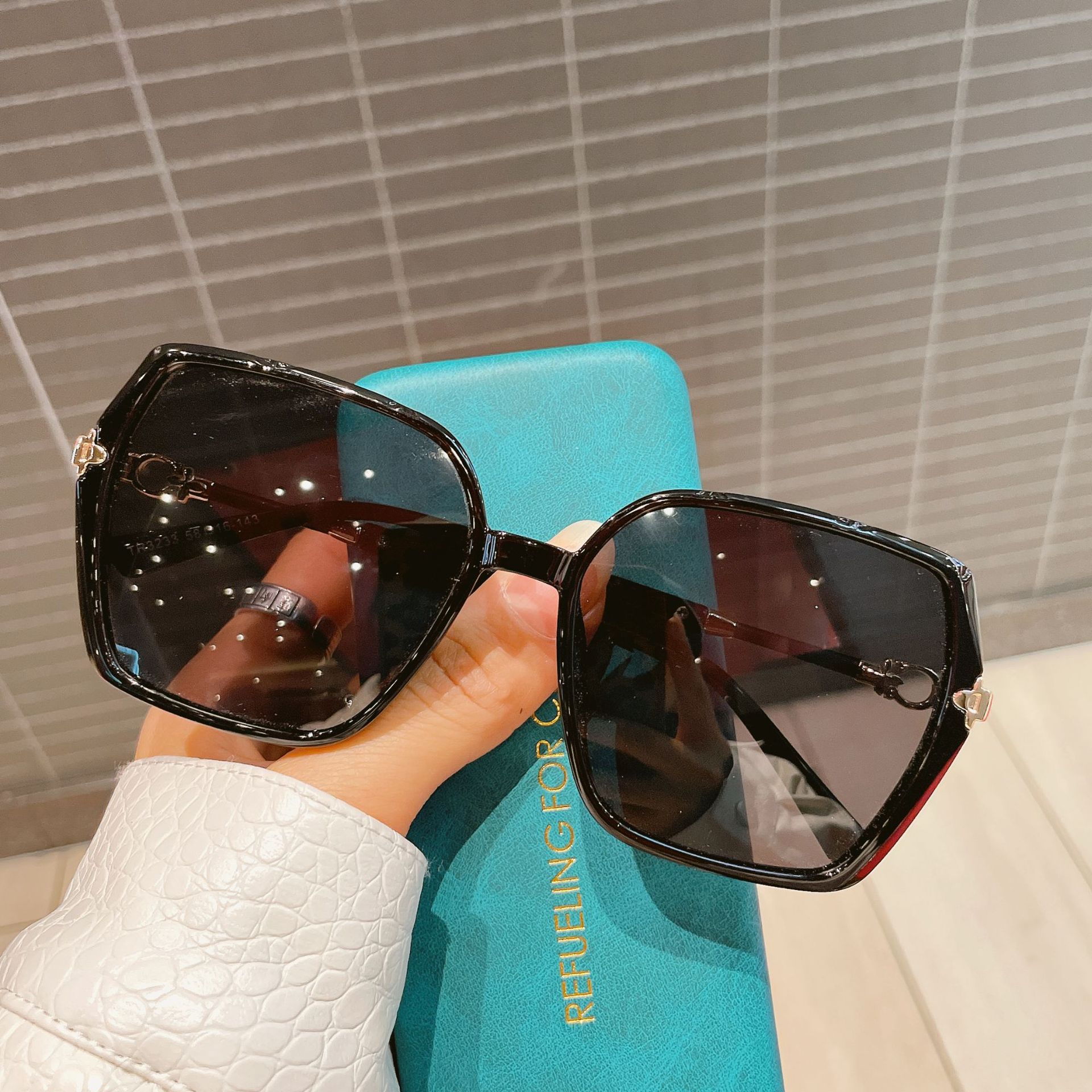 Simple Style Solid Color Resin Square Full Frame Women's Sunglasses display picture 8