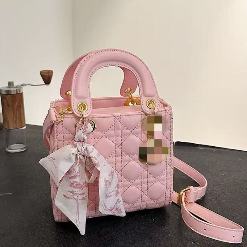 New Diana Princess Hot-Selling Handbag and Crossbody Bag 2026 Retro Quilted Handbag Versatile High-End Shoulder Bag Quilted