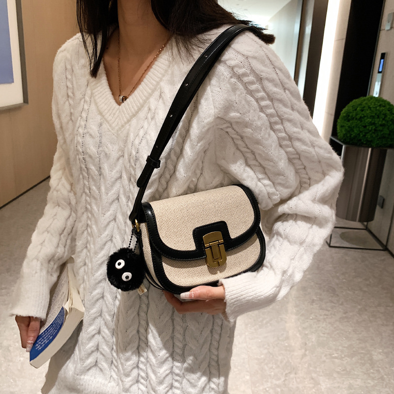 Damen 2024 Neue Koreanische Ausgabe Kleine Stand Kontrast Canvas Satteltasche Mode Trendy Umhängetasche_voghion.com
