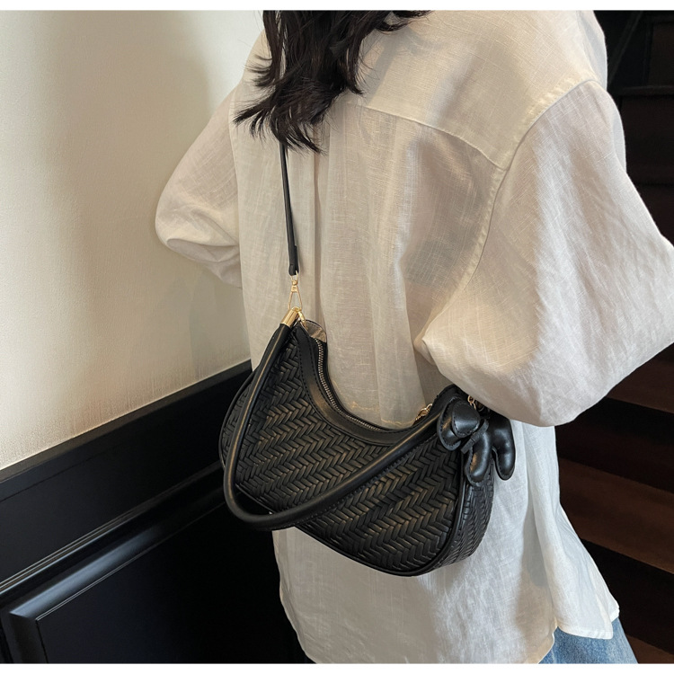 This is a new, trendy and fashionable, simple and retro commuting bag for women in 2025, featuring a soft leather bag with a high-quality texture undefined
