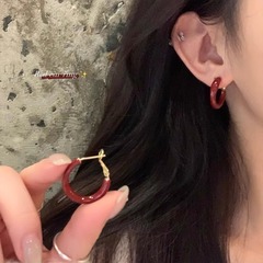 レトロな香港風アンコラ赤いイヤリング、秋冬のシンプルなイヤリング、女性らしいイヤリング、女性らしい気質のイヤリング、イヤリング留め具、耳飾り