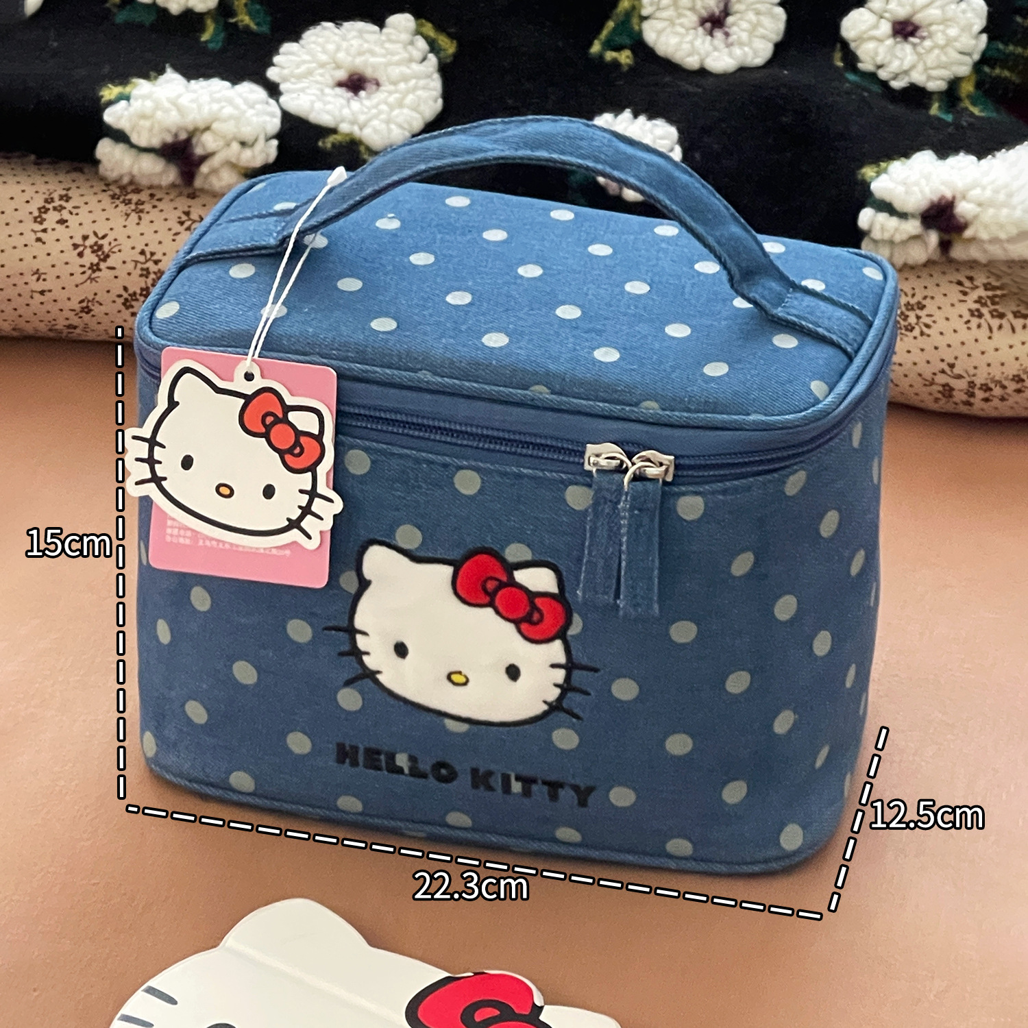 HelloKitty puntos bolsas de maquillaje para mujeres 2025 nuevo tipo portátil de gran capacidad para salir bolsas de almacenamiento de lavado