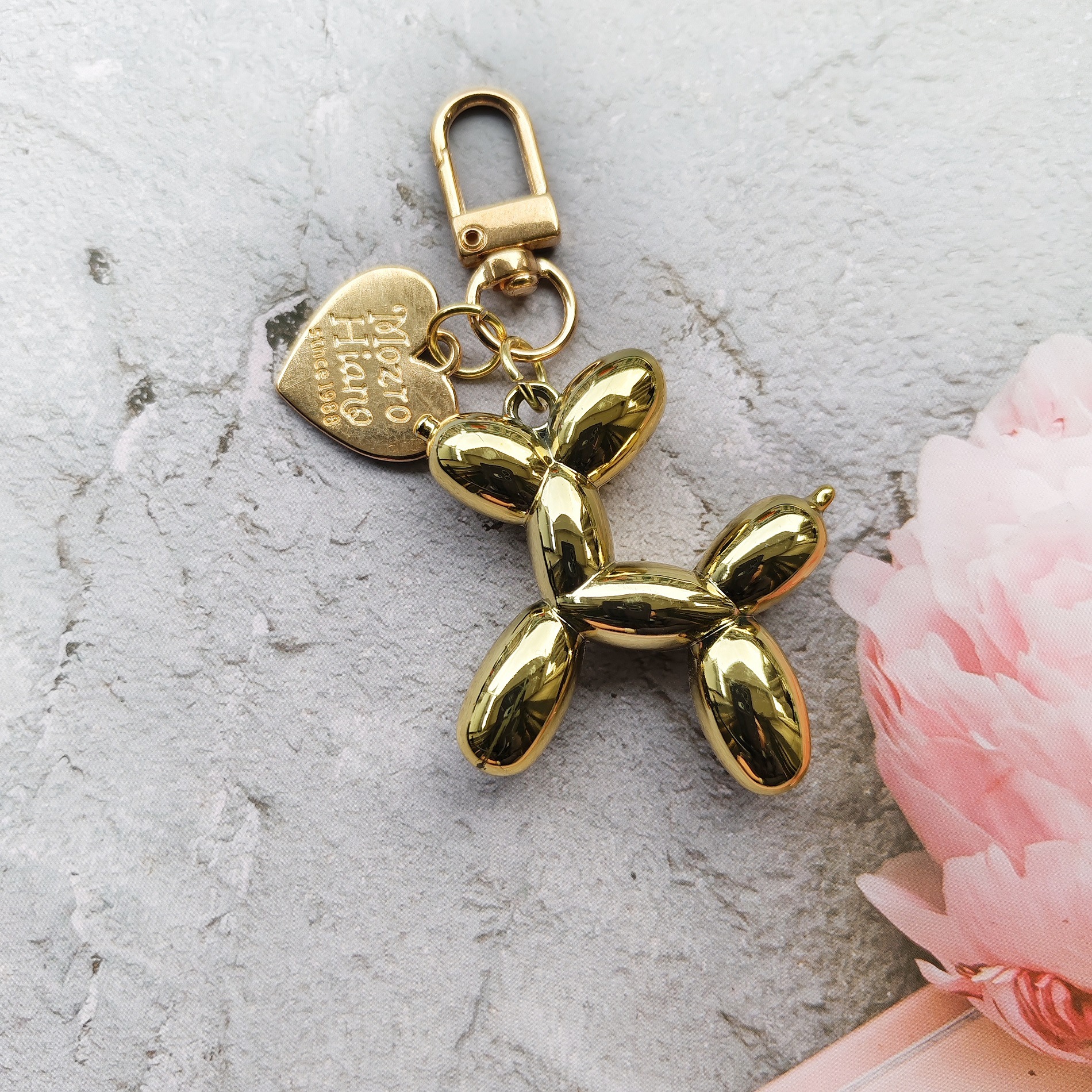 Inswind pequeño libro rojo amor globo perro llavero colgante pareja bolsos DIY colgante joyas de dibujos animados acrílicos