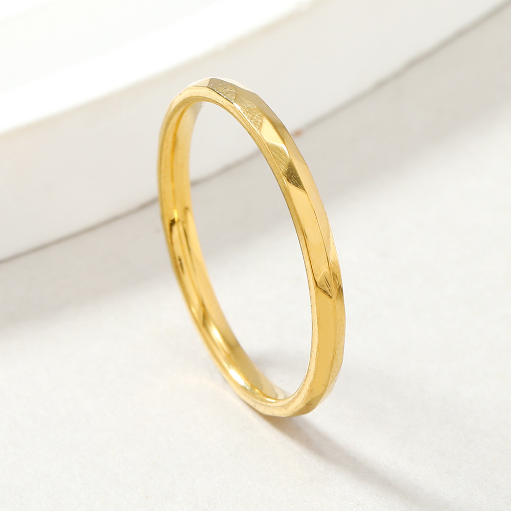 Venta caliente transfronteriza anillo de acero de titanio simple 2mm multi-superficie diamante anillo liso par 18K anillo de oro fábrica de joyería de acero inoxidable