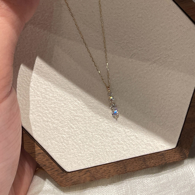 Golden Sparkling Round Four-Stone Necklace 2026 New Model Light Luxury Exquisite Cool Style Niche Design Clavicle Chain Customization Golden Sparkling Round Four-Stone Necklace 2026 New Model Light Luxury Exquisite Cool Style Niche Design Clavicle Chain Customization