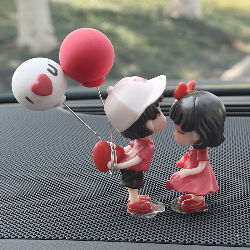 Adornos de coche de celebridades de Internet al por mayor accesorios de coche lindo beso pareja muñeca decoración de coche eléctrico