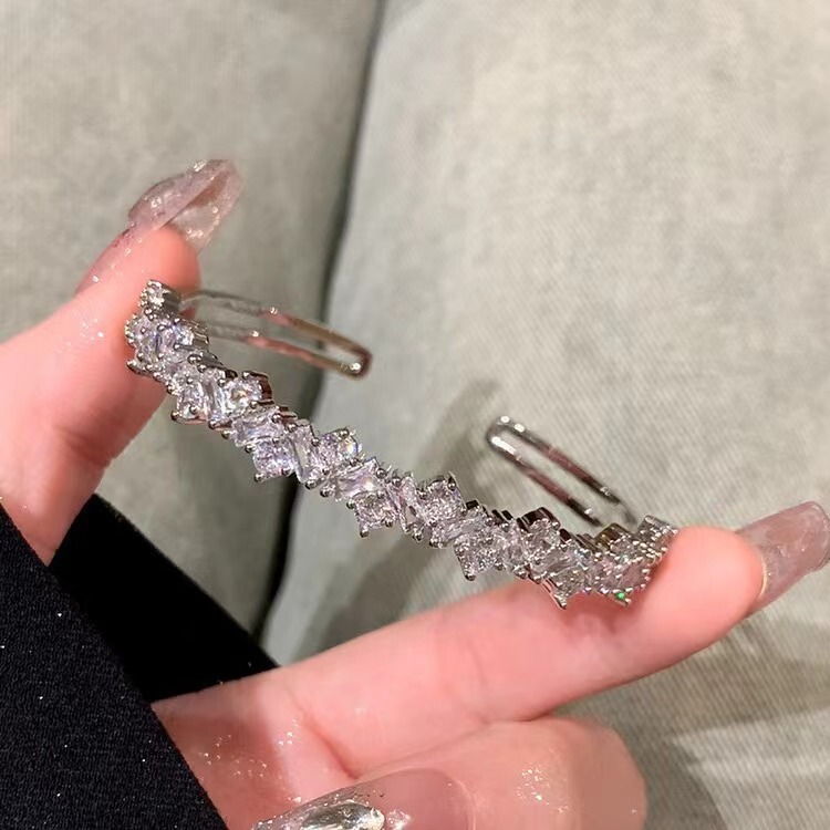 Brilliant Stars ~ Sparkling Diamonds, Broken Feeling, Accessible Luxury, High-End Asymmetrical Diamond-Encrusted Zircon Bracelet, Exquisite Opening Design Hand