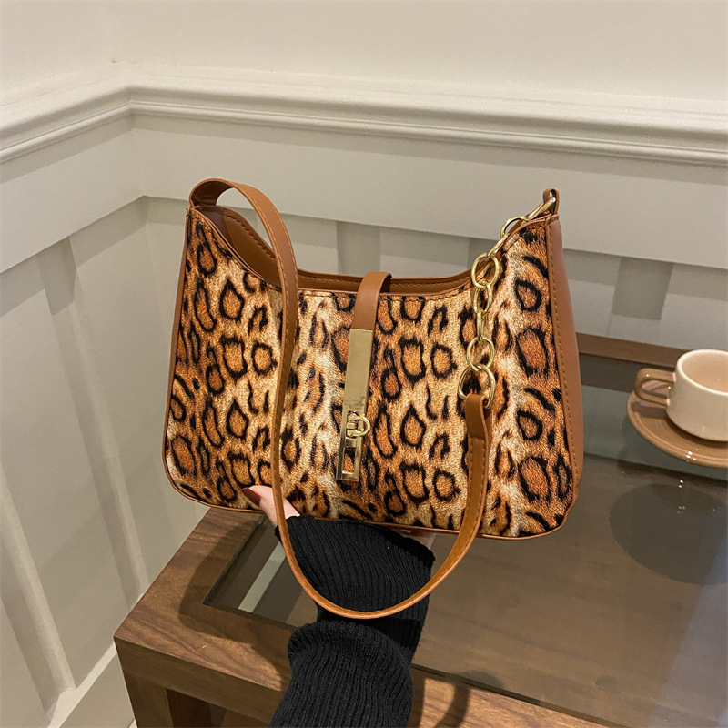 2024 otoño y invierno nuevo bolso de mujer nicho de diseño de bolsos de moda extranjero bolsos de brazo de moda bolso de hombro de bloqueo