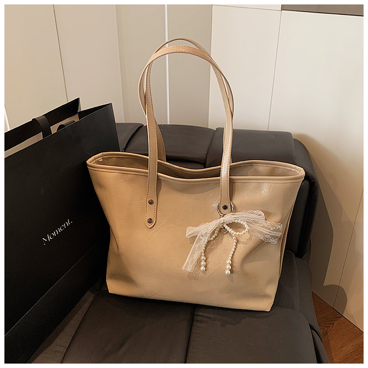 The 2025 summer new stylish and simple tote bag is a casual and trendy large-capacity tote bag with a niche design for women undefined