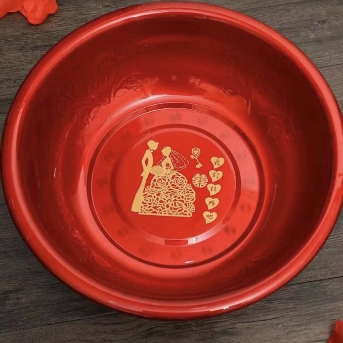 Casarse con una bañera de acero inoxidable gruesa, una bañera roja, un conjunto completo de vestidos de boda, una novia casada.