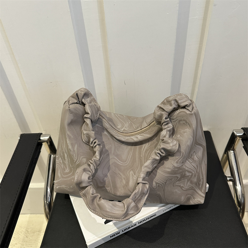 Bolso de axila plisado de moda coreana bolso femenino 2025 primavera nuevo bolso de almohada simple nuevo bolso de mensajero de hombro chino