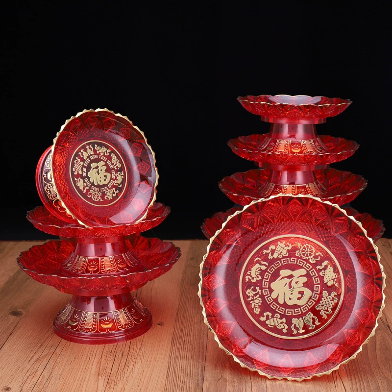 Утолщение хрустальной пластиковой тарелки с фруктами перед Буддой