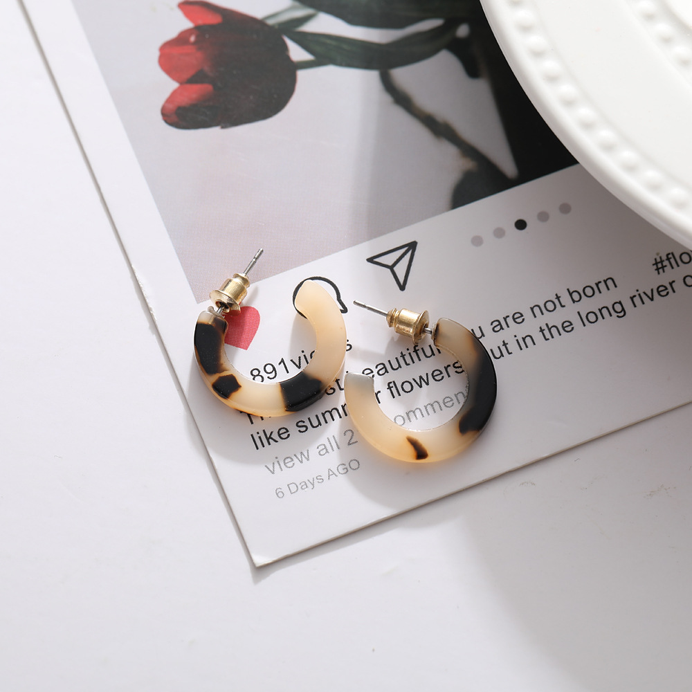 Fashion Letter C Earrings Simple Acrylic Leopard Hoop Earrings display picture 5