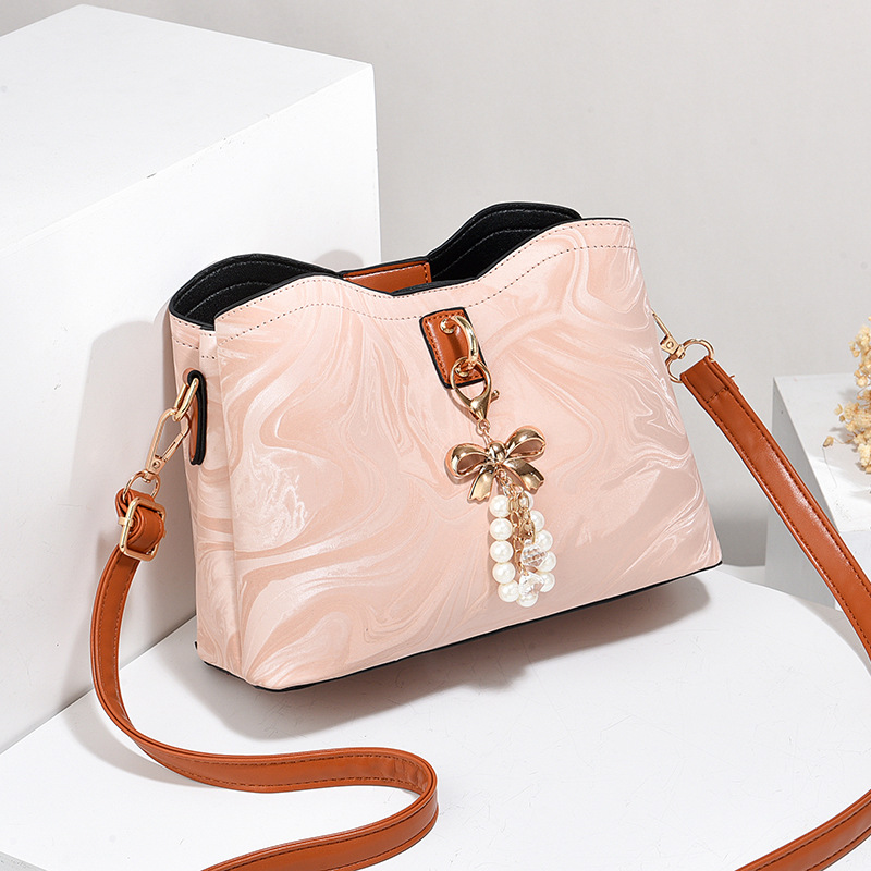 Mujeres versátiles nuevas bolsas de primavera y verano, bolsas de hombro, bolsas de mano, bolsas de mujer, moda coreana para mujeres.