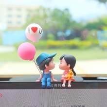 跨境批发新款汽车摆件可爱小公仔亲嘴情侣中控台车内车载饰品摆件