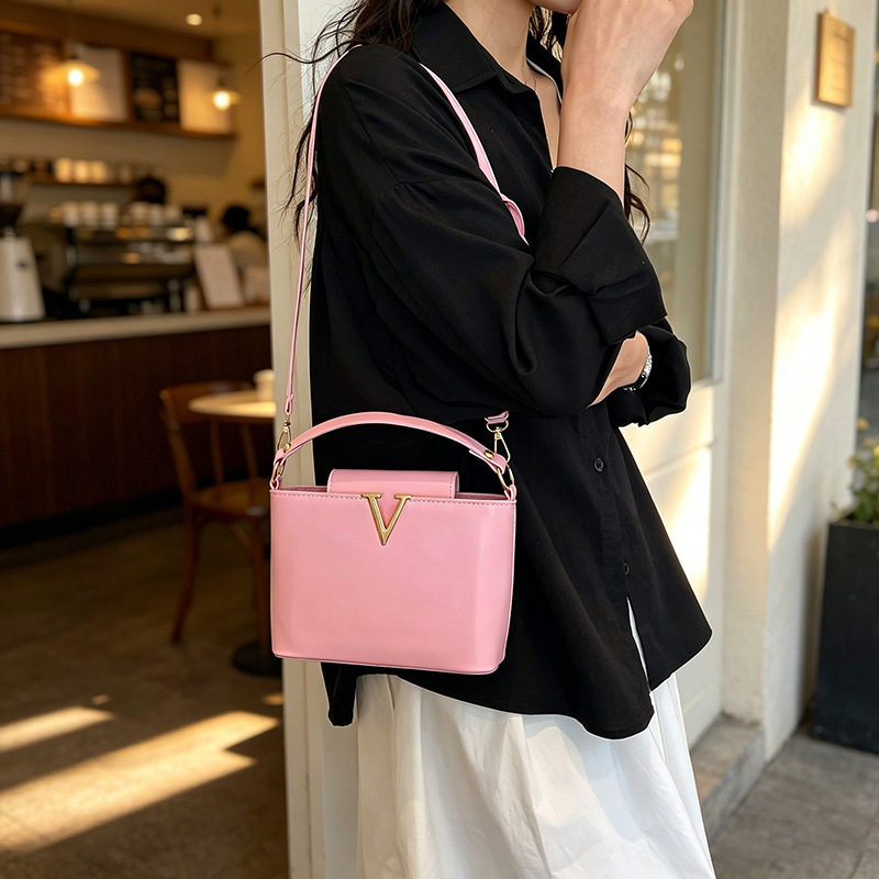 Bolsas transfronterizas para mujeres 2026 nueva moda en forma de V bolsas de cubo de atmósfera de gran capacidad de viaje al trabajo bolsas de hombro