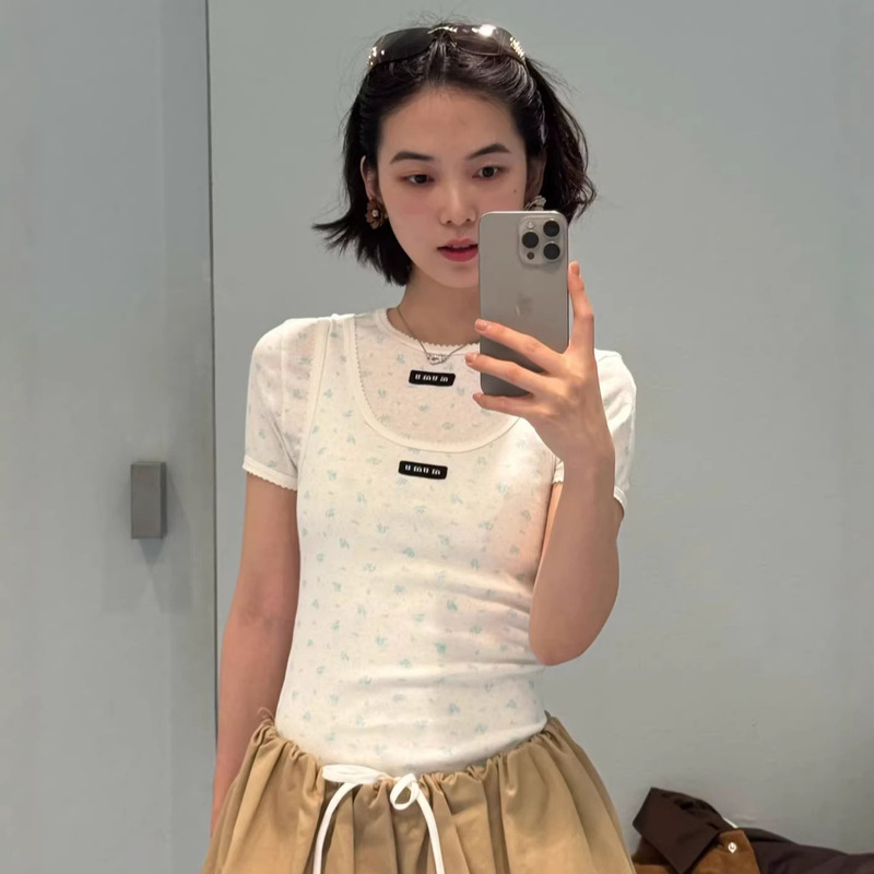 High-End Version of m Brand's Haute Couture 25 Autumn/Winter Letter Logo Appliqué Floral Print Short-Sleeve T-Shirt Top High-End Version of m Brand's Haute Couture 25 Autumn/Winter Letter Logo Appliqué Floral Print Short-Sleeve T-Shirt Top