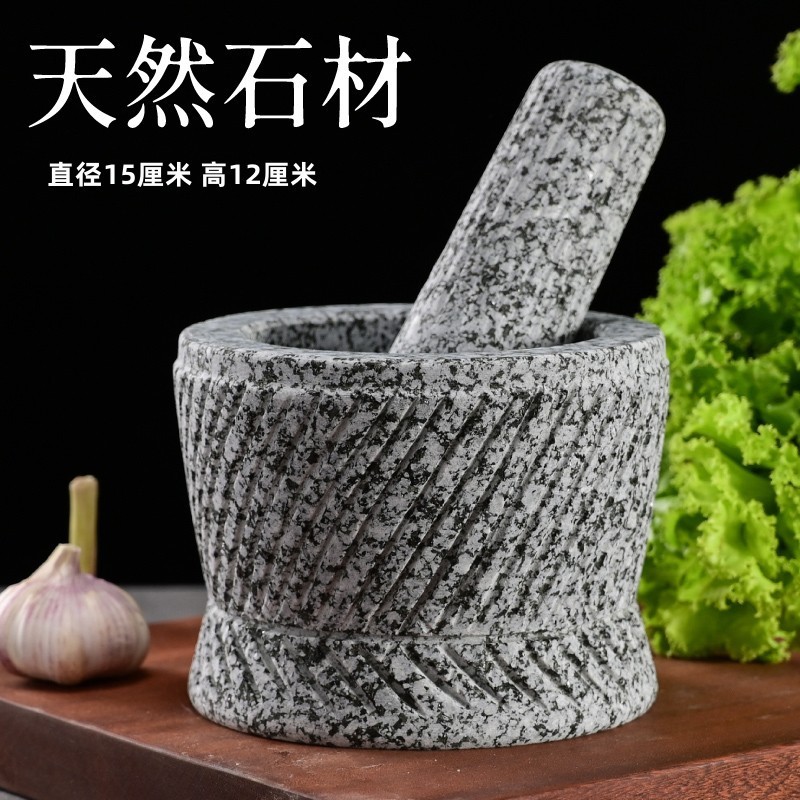 天然の手でニンニクをつぶします。石臼で薬をつぶします。|undefined