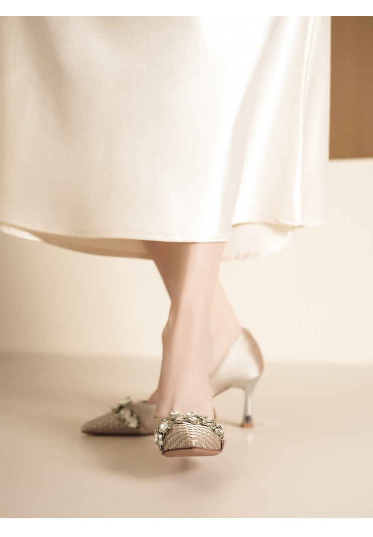 7666-5 Escarpins ultra hauts à motif écossais en cristal de style coréen, décolletés sur les côtés, ornés de perles et de métal._voghion.com