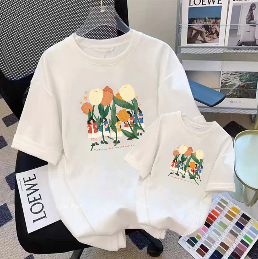 Stylish short-sleeved matching outfits for families of three or four, summer tulip-themed mother-son and mother-daughter travel t-shirts.